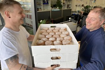 Schlaflos im Vogtland: Der Pfannkuchen-Bäck, dem plötzlich alles die Bude einrennt - 600 Pfannkuchen für Thermofin Heinsdorfergund. Karton um Karton reicht Bäcker Steve Brasch gleich durch ein Fenster an Marcus Enders von der Abteilung Materialprüfung. Dann hastet der Bäcker weiter, die Zeit sitzt ihm im Nacken.