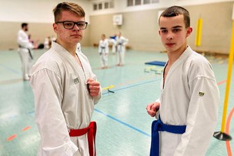 Schlag auf Schlag und völlig cool dabei: Taekwondo-Sportler aus dem Erzgebirge dringen in die deutsche Spitze vor - Maximilian Raphael Petzoldt (l.) und Toni Radecker vertreten die SG Nickelhütte Aue am Wochenende bei der deutschen Meisterschaft der Jugend A im Taekwondo. Während einer der beiden Neuland betritt, peilt der andere nach einem Jahr hartem Training im nationalen Vergleich eine Medaille an.
