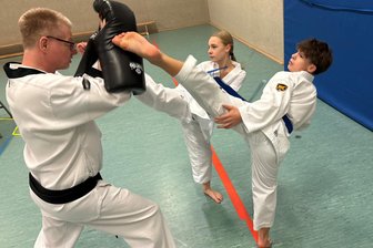 Schlag auf Schlag: Was sich Taekwondo-Sportler aus dem Erzgebirge in Wuppertal ausrechnen - Tony Müller und Chayenne Kröscher von der SG Nickelhütte Aue haben sich mit Trainer Frank Hempel intensiv auf die deutsche Meisterschaft vorbereitet.