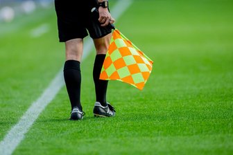 Schlag gegen Linienrichter: Spiele in Thüringen abgesagt - Nach dem Angriff auf einen Linienrichter wird im Westen Thüringens kein Fußball gespielt. (Archivbild)