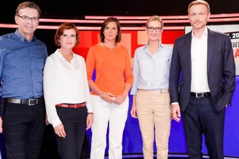 Schlagabtausch der "Kleinen" - Wortgefecht der vier "größten kleinen Parteien": Linke-Chefin Katja Kipping (von l.), Grünen-Spitzenkandidatin Katrin Göring-Eckardt, AfD-Spitzenkandidatin Alice Weidel und FDP-Chef Christian Lindner mit Moderator Claus Strunz (l.) im Sat.1-Fernsehstudio.