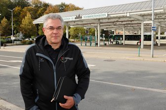 Schlagabtausch im Netz: Schwarzenberger OB erntet für Warnung an Bürger reichlich Unmut - OB Ruben Gehart am Busbahnhof Schwarzenberg zeigt angesichts steigender Delikte besorgt.