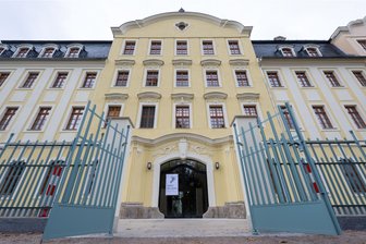 Schlagabtausch im Plauener Stadtrat wegen teurem Kunstwerk in der Elsteraue: Diese knappe Entscheidung ist am Ende gefallen - Die Fabrik der Fäden im Weisbachschen Haus war im vergangenen Herbst eröffnet worden. Im Inneren ist alles fertig, außen soll sich noch einiges tun.