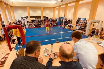 Schlagabtausch mal anders: Boxen im Oelsnitzer Stadtratssaal - Im Stadtratssaal von Oelsnitz wurde am Samstag geboxt.