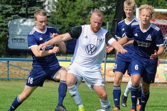 Schlagen die Außenseiter zu? - Kämpfen heißt es am Wochenende für den 1. FC Rodewisch, hier am Ball Thomas Flink, der sich gegen drei Jößnitzer durchsetzt. Zu Gast in Rodewisch ist Spitzenreiter SC Syrau. Die SG Jößnitz muss zum FSV Treuen.