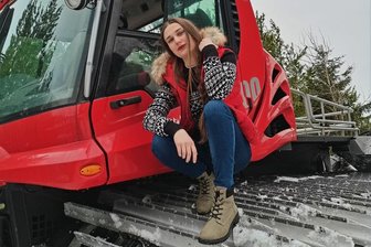 Schlager aus dem Erzgebirge: Mit dem "Pistenbully" geht's zielsicher Richtung Debütalbum - "Pistenbully" heißt der neuste Titel von Charlotte aus Frohnau. Das Video dazu ist auf dem Fichtelberg entstanden. Titel für Titel füllt sich so ihr Debütalbum, das dieses Jahr erscheinen soll.