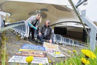 Schlager, Volksmusik, Rock und ein umstrittener Kabarettist - Vor der Kulisse des Plauener Parktheaters mit seinem imposanten Zeltdach präsentieren Lisa Hufenbach und Parktheater-Chef Ronny Bley Plakate mit einigen der Veranstaltungshöhepunkten der diesjährigen Saison.