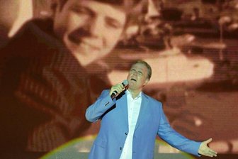 Schlager wecken Kindheitserinnerungen - Hein Simons, besser bekannt als Heintje, ist bei der Schlager-Hitparade im Kulturhaus in Aue aufgetreten. Rund 350 Gäste ließen sich den Sänger unter2G-Bedingungen (geimpft oder genesen) nicht entgehen. Vor allem mit seinen älteren Liedern konnte Hein Simons punkten. Auch andere Künstler wussten zu unterhalten.