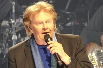 Howard Carpendale bei seinem Auftakt in der Zwickauer Stadthalle. Die "Howie"-Fans feierten den Schlagerstar frenetisch.