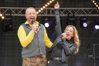 Schlagermarathon an der Skisprungschanze: So stimmungsvoll feierten bekannte Stars mit Stefanie Hertel in Klingenthal - Entertainer Ross Antony (links) und Stefanie Hertel (rechts) bei ihrem Open Air in der Vogtland-Arena in Klingenthal.