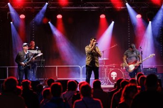 Schlagernacht in Annaberg-Buchholz: Achim Petry heizt Publikum ein - 