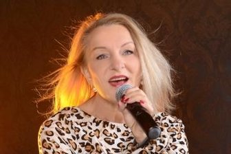 Schlagersängerin Corinna Anders: Auch die eigenen Songs kommen gut an - Corinna Anders liebt und lebt den deutschen Schlager. Am Samstag tritt sie beim Bürger- & Museumsfest in Limbach-Oberfrohna auf. 