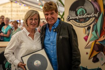 Schlagerstar sorgt für Besucheransturm zu Kirmes im Erzgebirge - Symbolisch bekam Frank Schöbel von Ehrenfriedersdorfs Bürgermeisterin Silke Franzl eine Schallplatte überreicht.