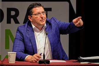 Schlagfertiger Landrat hat auf (fast) alles eine Antwort - Landrat Thomas Hennig antwortete schlagfertig im gut gefüllten Kleinen Saal des Neuberinhauses auf die Bürgerfragen.
