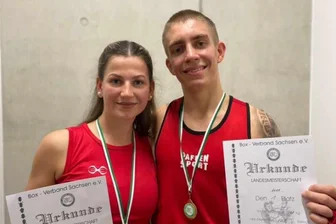 Schlagfertiges Liebespaar aus dem Erzgebirge boxt um Meistertitel - Fenja Sturzenbecher und Evan Escher sind nicht nur privat ein Paar. Auch der Boxsport verbindet die 20-Jährigen, die für den SV Schwarzenberg derzeit bei der deutschen Meisterschaft in den Ring steigen.