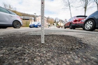Schlagloch-Alarm nach Winter im Erzgebirge: Nicht so schlimm oder noch schlimmer? - Vielerorts sorgen Schlaglöcher auf den Straßen im Erzgebirge bei Autofahrern für Frust: Die Carl-von-Ossietzky-Straße in Aue hat ihre besten Tage hinter sich. Aber nicht nur die.