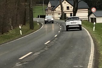 Schlagloch-Paradies im Vogtland: Hoffnung auf Straßenbau - Nahe dem Hohen Kreuz ist die S 307 in beklagenswertem Zustand und soll gebaut werden.