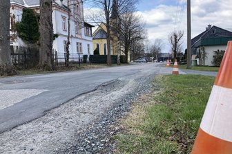 Schlaglochpiste adé: Im Sommer sollen die Bagger in Hammerbrücke anrollen - Die Tannenbergsthaler Straße in Hammerbrücke soll ab Sommer saniert werden.
