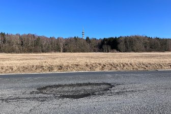 Schlaglochpiste Autobahnzubringer: Gibt es nach 36 Jahren endlich Hoffnung? - Nein, das ist kein Feldweg. Das ist ein Teil des überregionalen Verkehrsnetzes in Sachsen: Die S 298 zwischen Brockau und Reimersgrün - ein Autobahnzubringer.