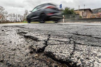 Schlaglochpiste zwischen Pockau und Olbernhau soll verschwinden - Die Blumenauer Hauptstraße ist völlig kaputt. Schon mehrfach war eine Sanierung zugesagt worden. 2024 soll es nun soweit sein.