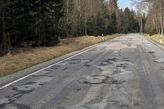 Schlaglochpisten im Erzgebirge: Muss der Kreis bald die ersten Straßen sperren? - Ein Trauerspiel: Die Staatsstraße S 218 verbindet Steinbach mit Reitzenhain.