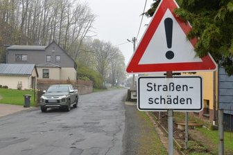 Schlaglochpisten in Mittelsachsen: Wo es am schlimmsten ist - Die Staatsstraße in der Ortslage St. Michaelis ist bereits ein einziger Flickenteppich. Die Schlaglöcher, die sich nach jedem Winter auftun, sollen nun wieder zugestopft werden. Foto: Eckardt Mildner