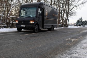 Schlaglöcher nahe Zwickauer VW-Werk werden nicht verfüllt: Stadtrat lehnt Straßensanierung ab - Selbst bei Schnee sind die Schäden auf der Glauchauer Straße in Mosel nicht zu übersehen.