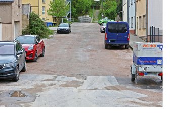Schlaglöcher und marode Entwässerung: Oststraße in Crimmitschau wird saniert - Die Oststraße in Crimmitschau wird auf einer Länge von 80 Metern ab Mitte Juli saniert.