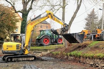 Schlamm darf aufs Feld - Der Obermylauer Dorfteich ist in diesen Tagen entschlämmt worden. Die Agrargenossenschaft Reichenbach übernahm die Arbeiten.