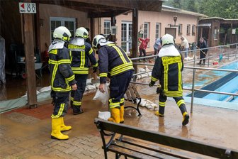 Schlammflut-Ärger im Reumtengrüner Freibad: Was hat der Krisengipfel ergeben? - Einsatz der Reumtengrüner Feuerwehr im Bad: 2024 bisher drei Mal. Eine Lösung, wie das Eindringen von Schlamm und Wasser verhindert werden kann, gibt es nicht.