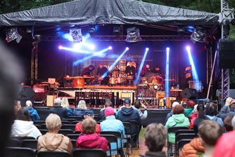 Schlammige Wege, nasse Wiesen: Zwickauer Lichterfest wurde zum Wasserfest - Bühnenprogramm im Regen.