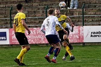 Schlammiger Erfolg des VFC Plauen: „Wir haben den Platz und den Gegner besiegt“ - Johann Martynets (rechts) erzielte in Halle seinen sechsten Saisontreffer für den VFC Plauen.