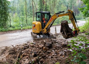 Nach starkem Regen musste die S247 zwischen Wiederau und Göritzhain wegen Schlamm und Geröll auf der Straße voll gesperrt werden.