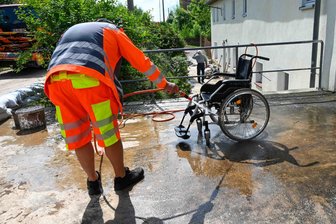 Schlammmassen fluten Haus in Crossen: Gehbehinderte Frau muss vorerst ausziehen - Nachdem Schlamm in ein Haus in Crossen schoss, helfen Feuerwehr und Bauhof beim Aufräumen.