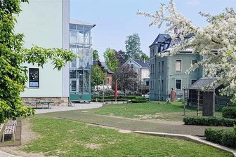 "Schlammschlacht" auf Erlbacher Schulhof: Jetzt wird gepflastert - Der Hof der Grundschule in Erlbach: Ist ein Pflaster tatsächlich besser als Gras? Die Neugestaltung wurde jetzt vergeben.