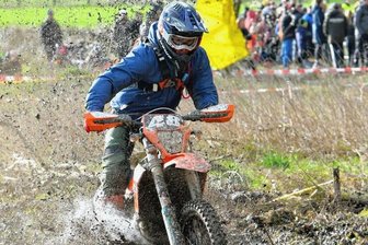 Schlammschlacht in der Heide - Durch die Schlammlöcher kam Edward Hübner in Dahlen, im Gegensatz zum Geringswalder Luca Fischeder, ganz passabel durch. Doch der Peniger machte unliebsame Bekanntschaft mit einem Felsbrocken. 