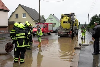 Schlammwelle rollt erneut durch Gornsdorf - Die Adorfer Feuerwehr hatte Sandsäcke verteilt. Keller mussten sie dieses Mal nicht auspumpen, der Starkregen zog vorbei.