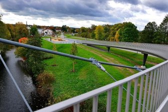 Schlange schlängelt sich ins Logo - Die Schlangenbrücke über die Bundesstraße B 169 ist Teil des Logos zum Tag der Sachsen, den Frankenberg 2022 ausrichtet.