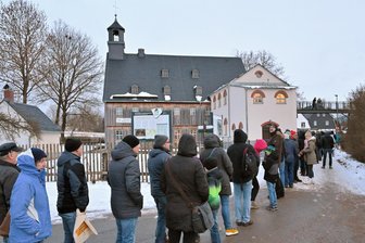 Schlange stehen für das Mosaik: Sonderheft sorgt für Fan-Ansturm im Erzgebirge - Bei der Signierstunde auf der Fundgrube Wolfgangmaßen hat es einen großen Ansturm gegeben.