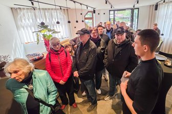 Schlange stehen für eine Führung: Gastronom eröffnet neues Hotel in Oelsnitz - Zur Eröffnung des Hotels „Filet & Freunde“ in Oelsnitz herrschte Andrang. Die Führungen durch das Hotel stießen bei den Besuchern auf großes Interesse.