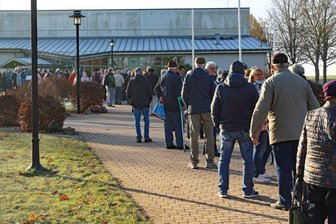 Schlange stehen für Impfung -