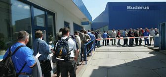 Schlange stehen für mehr Geld in der Lohntüte - 
              <p class="artikelinhalt">In einer langen Schlange stellen sich Bosch-Mitarbeiter an, um ihre Lohnforderungen demonstrativ geltend zu machen. </p>
            