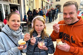 Schlange stehen in Mittweida für das erste Eis des Jahres - Das erste Eis des Jahres: Sandra, Jörg und ihre Tochter Liv am Sonntag auf dem Markt in Mittweida.
