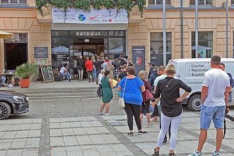 Schlange vor dem Rathaus - Obwohl es nichts umsonst gab, nahmen viele Zwickauer am Montag eine Wartezeit in Kauf, um ins Rathaus zu gelangen.