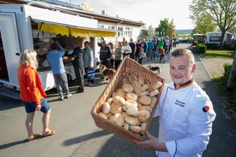 Schlangestehen für frische Brötchen: Warum dieser Bäcker an der Talsperre Pöhl so gefragt ist - Bäckermeister André Knüpfer vor dem Verkaufswagen auf dem Campingplatz Gunzenberg.