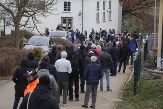 Schlangestehen in Ottendorf für die Booster-Impfung -