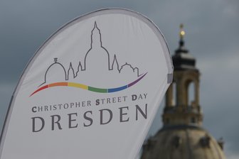 Schlappe für Behörden: Oberverwaltungsgericht stuft CSD Dresden als Versammlung ein - Demonstration zum Christopher Street Day in Dresden: Nach einer Entscheidung des Oberverwaltungsgerichts gilt vorläufig für den gesamten CSD wieder das Versammlungsrecht.