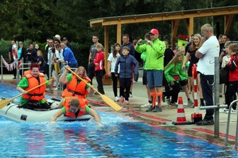 Schlauchbootspaß in Penig: Wettkampf auf dem Wasser begeistert Jung und Alt - Spaß beim Schlauchbootrennen in Penig.