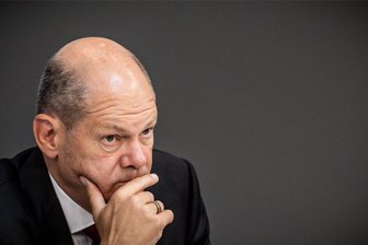 Schlauer Krisenmanager oder unbeliebter Besserwisser: Hat Bundeskanzler Olaf Scholz alles richtig gemacht? - Nachdenklich: Bundeskanzler Olaf Scholz (SPD) bei einer Generaldebatte im Bundestag.
