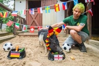 Schlechte Aussichten für deutsche Elf - Tierpfleger Peter Hömke und Rudi.